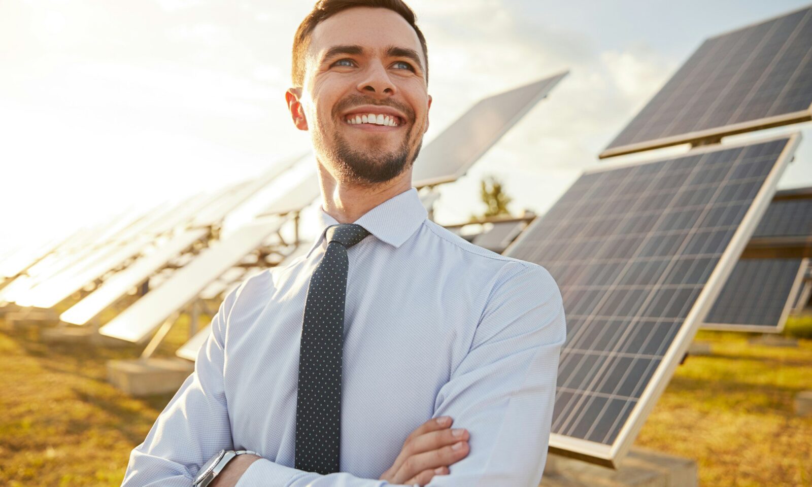 investisseur-heureux-dans-un-champ-avec-batteries-solaires