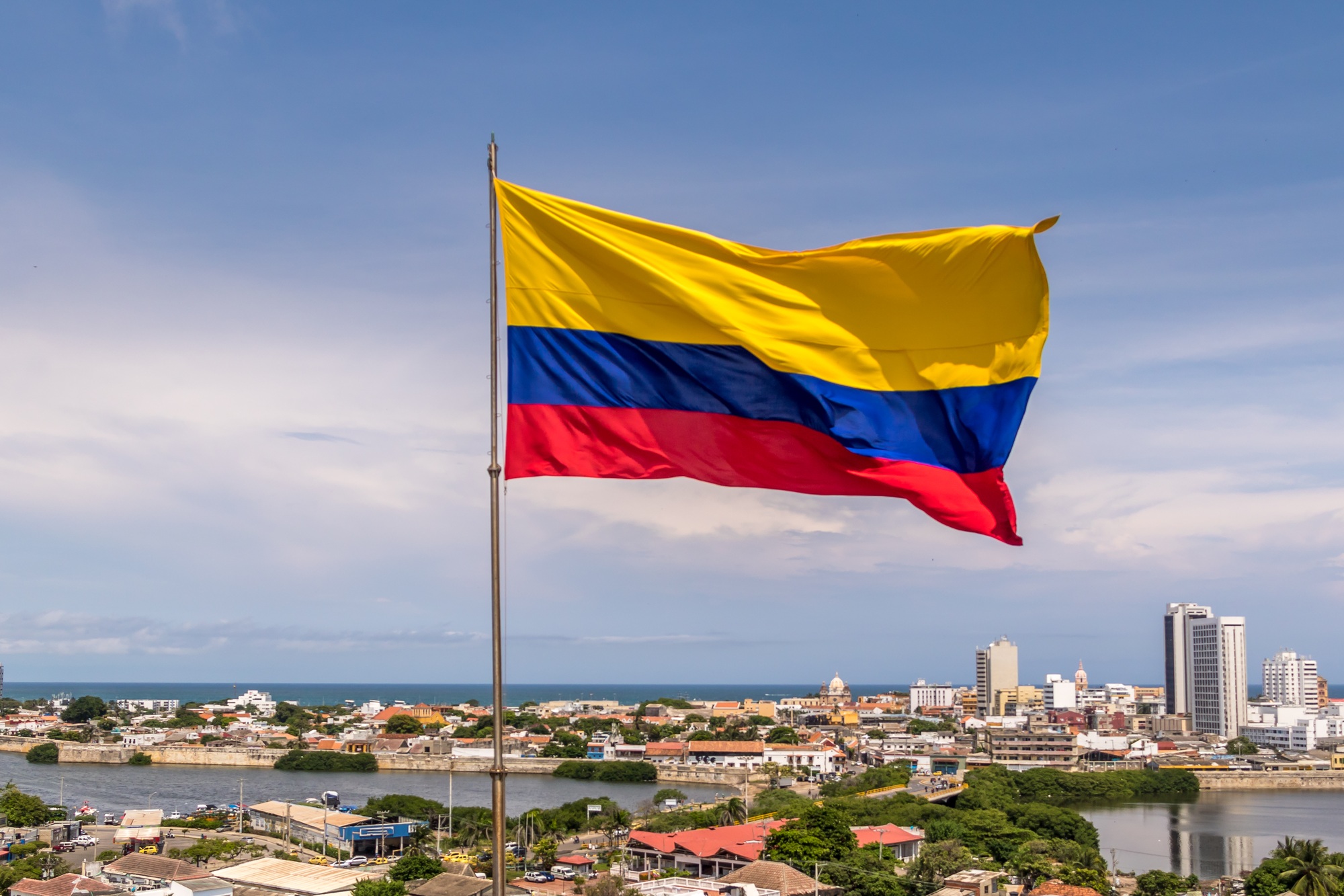 Drapeau colombien au-dessus de la ville de Carthagène, Colombie