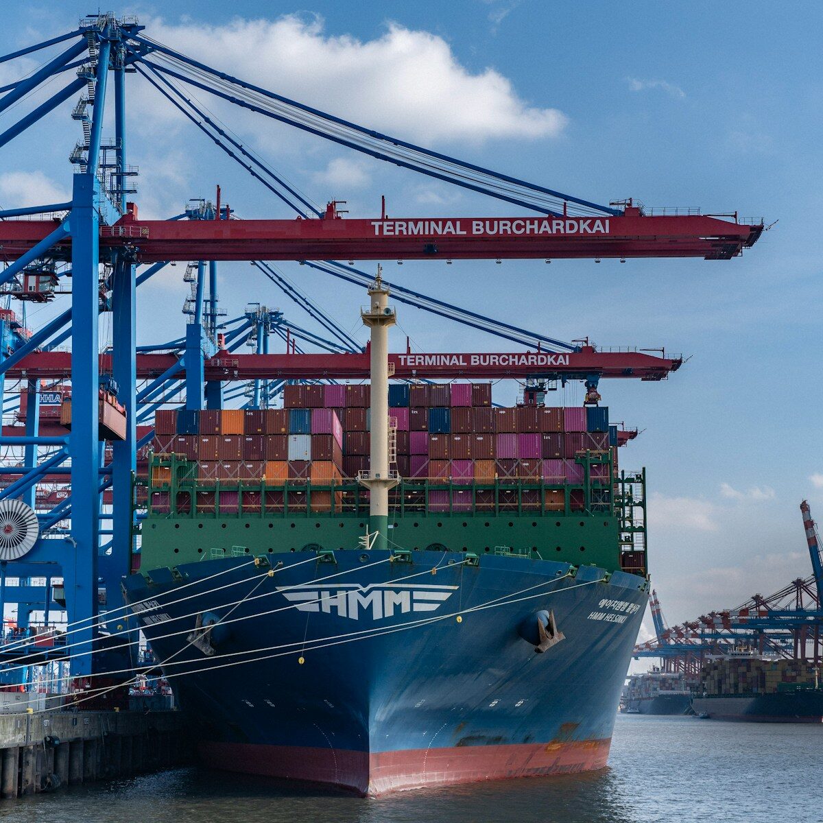 Una portacontainer è attraccata al porto.